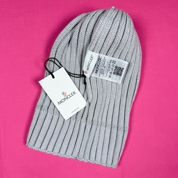 Moncler Women’s Light Gray Knit Beanie w/ Pom Pom – New - Picture 3 of 3